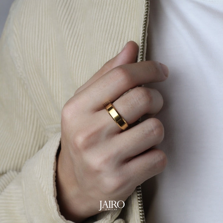 JAIRO Hugo Band Ring in Gold