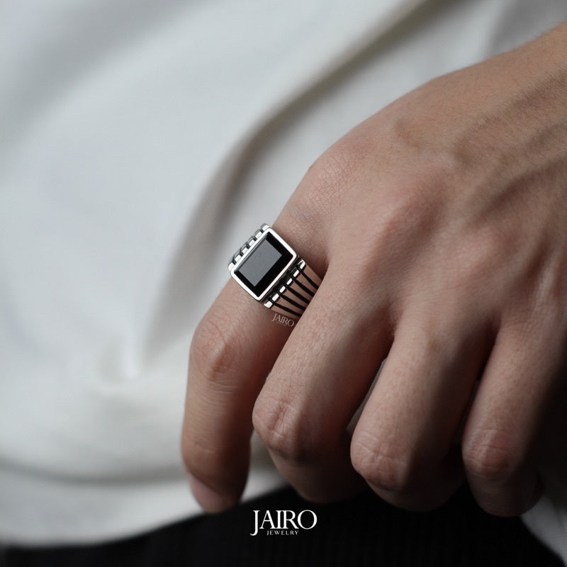 JAIRO Vitro Black Signet Ring in Silver