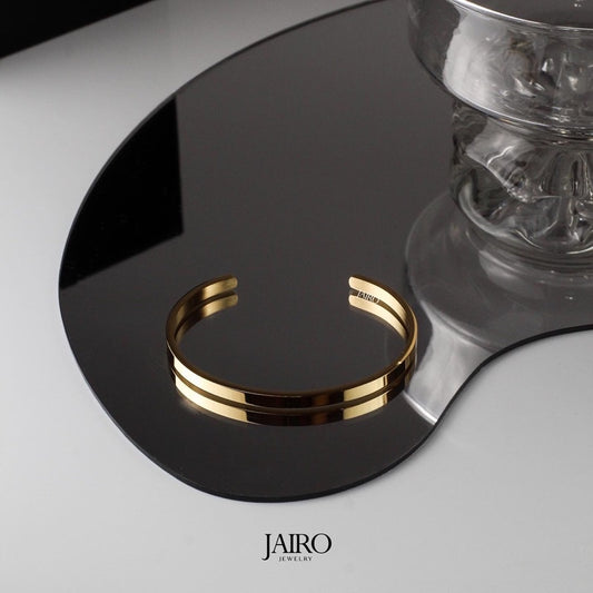 JAIRO Nero Cuff Bangle in Gold