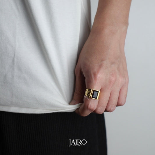 JAIRO Vitro Black Signet Ring in Gold