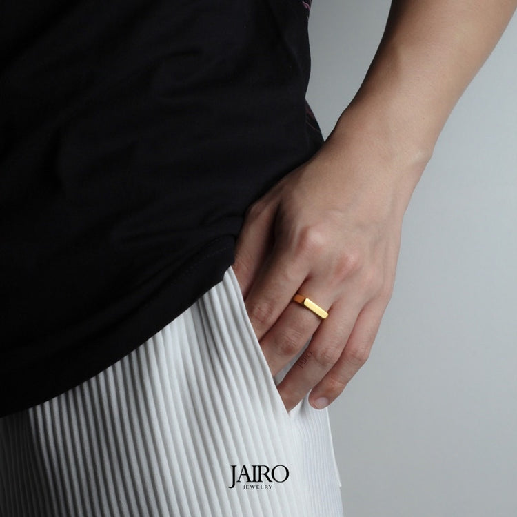 JAIRO Mauro Bar Signet Ring in Gold