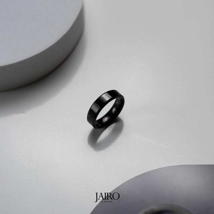 JAIRO Hugo Band Ring in Jet Black