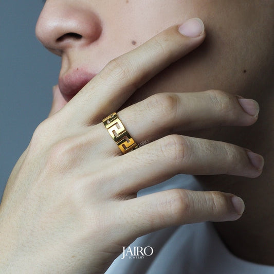 JAIRO Giza Labyrinth Ring in Gold