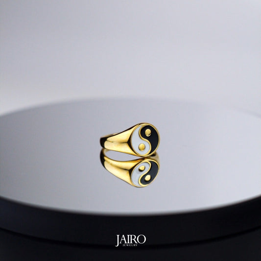 JAIRO Yin Yang Signet Ring in Gold