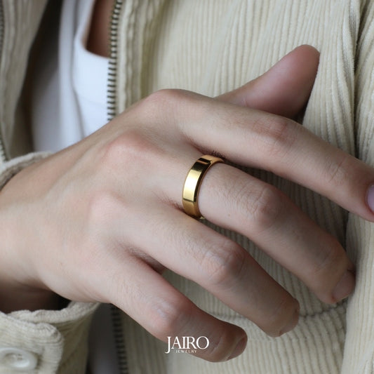 JAIRO Hugo Band Ring in Gold