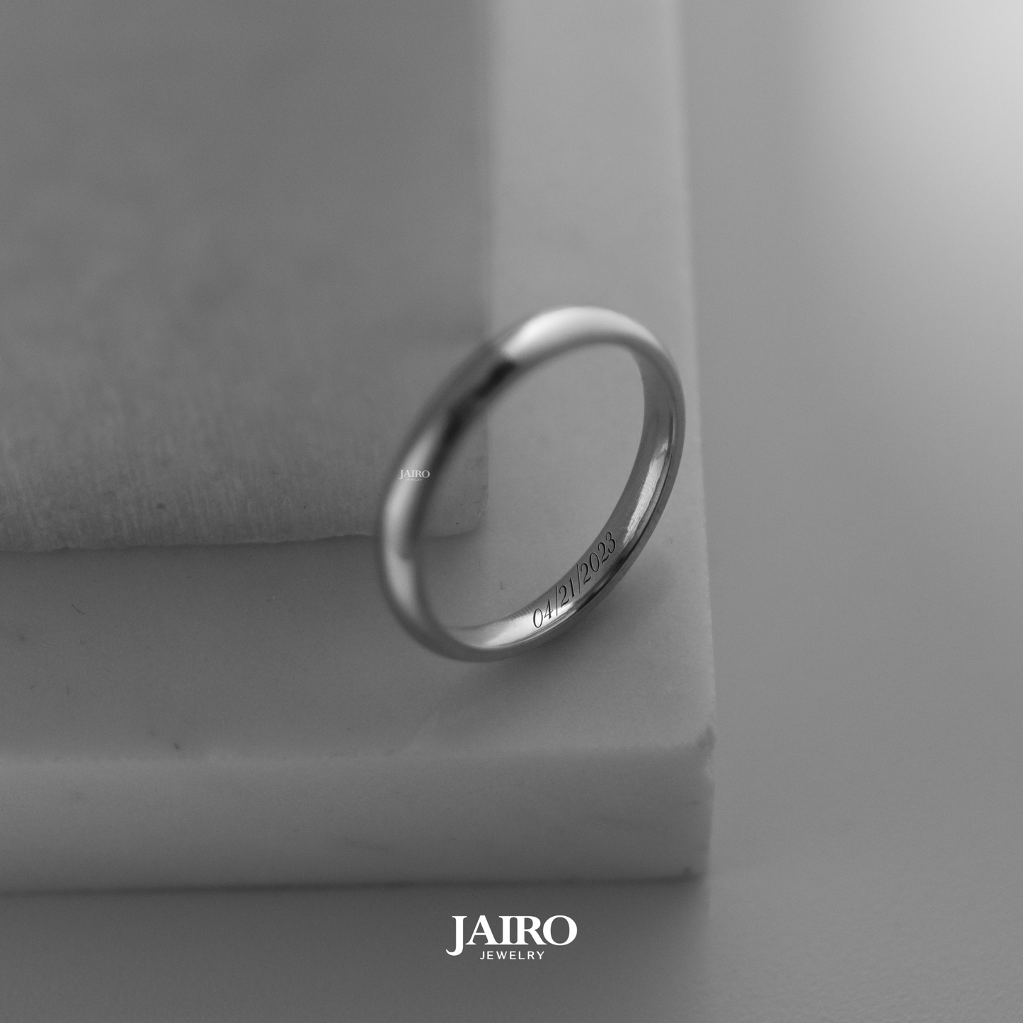 JAIRO Engraved Classic Slim Ring in Silver