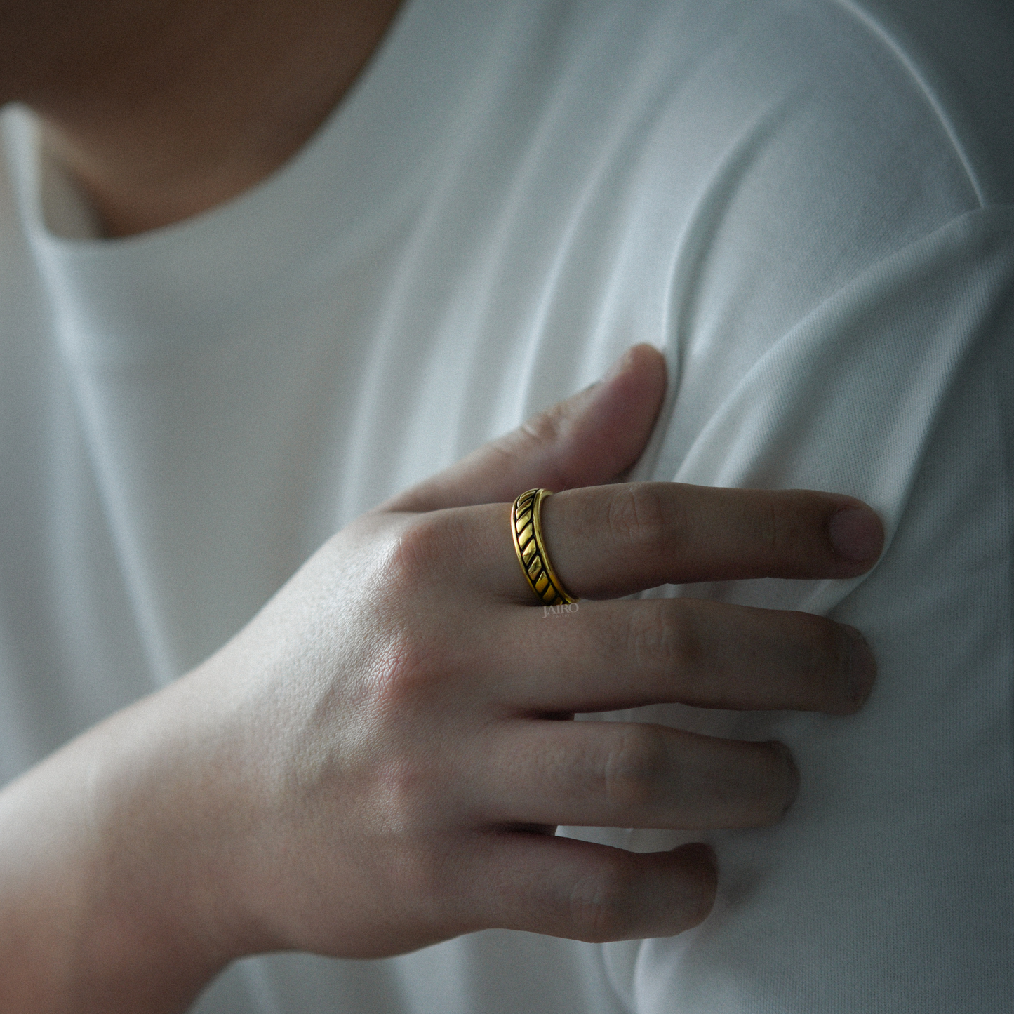 JAIRO Baron Band Ring in Gold