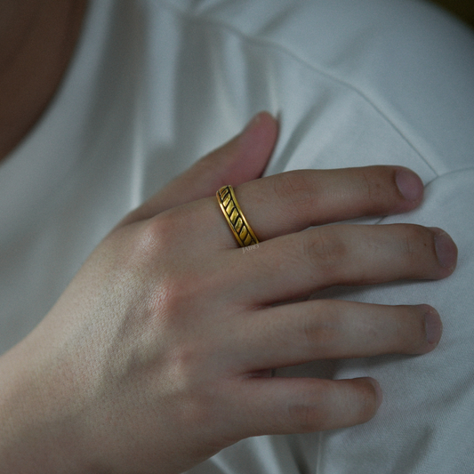 JAIRO Baron Band Ring in Gold