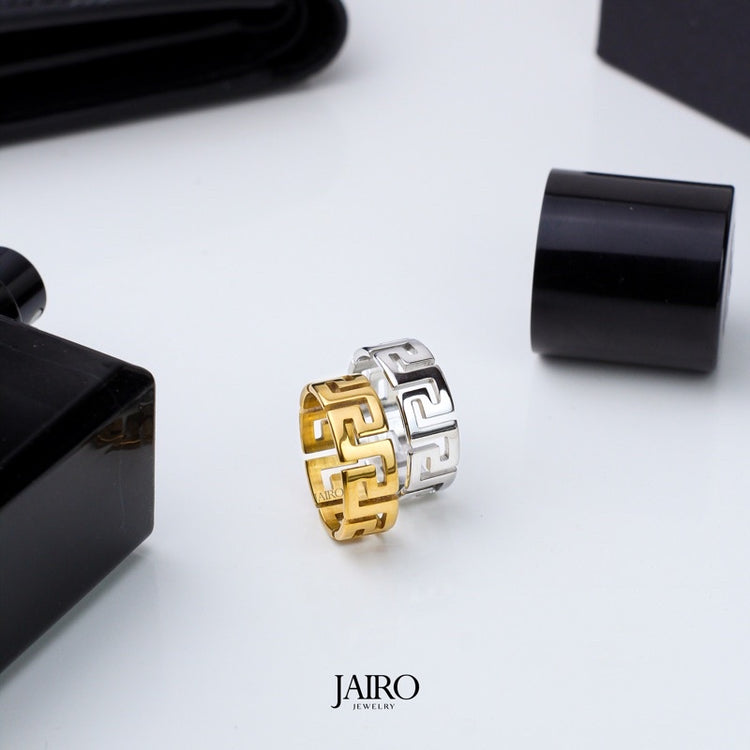 JAIRO Giza Labyrinth Ring in Gold