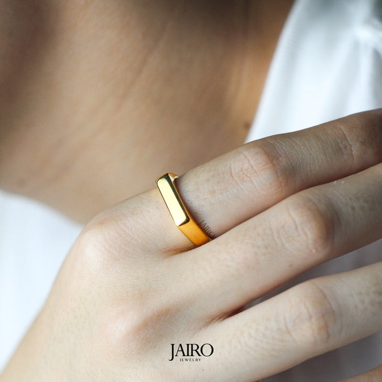 JAIRO Mauro Bar Signet Ring in Gold