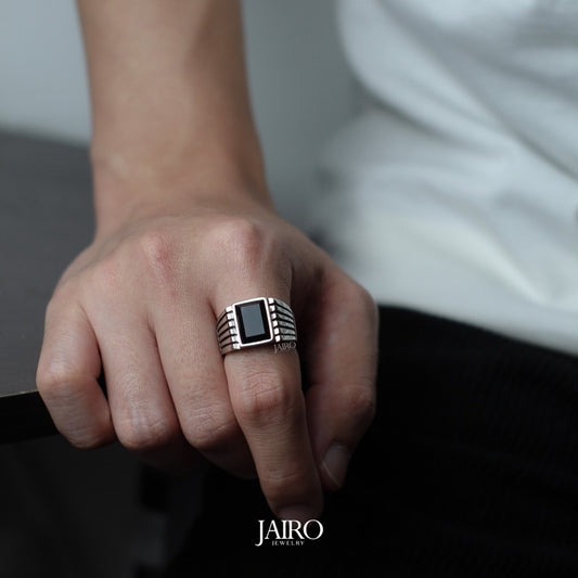 JAIRO Vitro Black Signet Ring in Silver