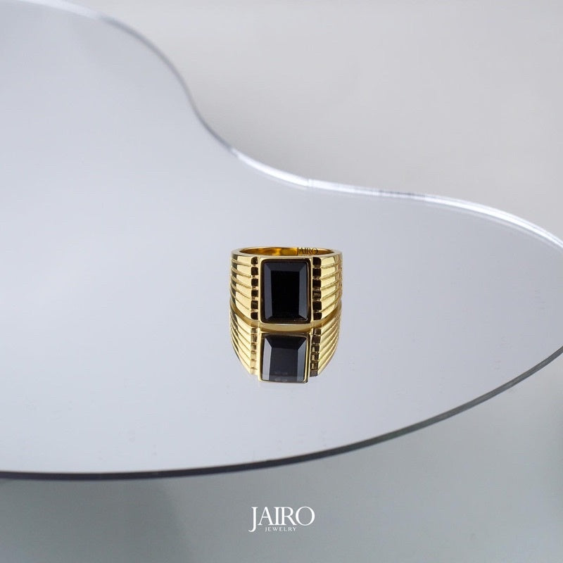 JAIRO Vitro Black Signet Ring in Gold