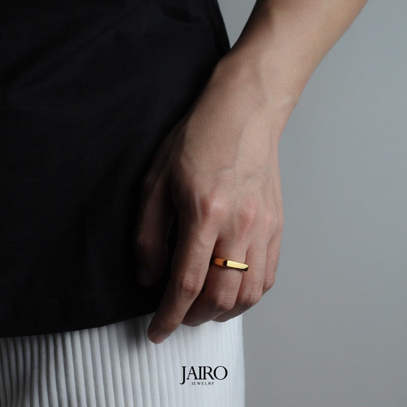 JAIRO Mauro Bar Signet Ring in Gold