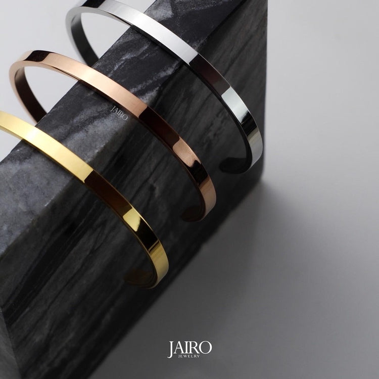 JAIRO Nero Cuff Bangle in Gold