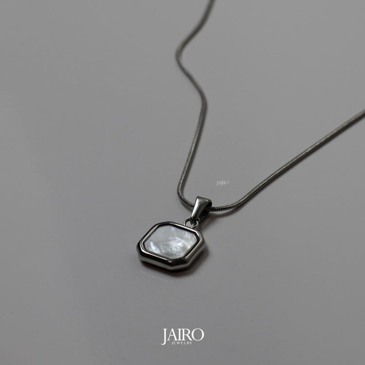JAIRO Harman Shell Amulet Necklace in Silver
